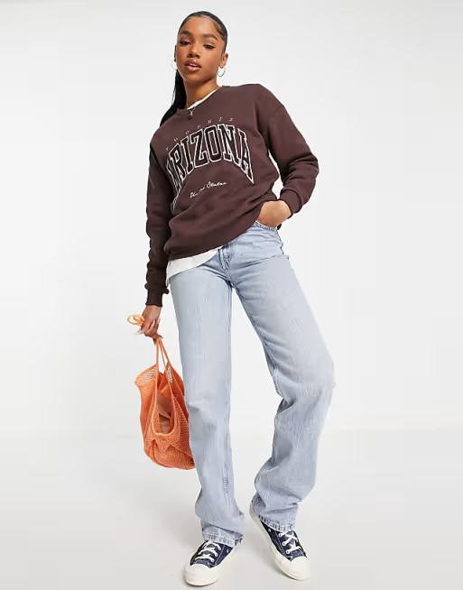Stradivarius – Oversize-Sweatshirt in Braun mit „Arizona“-Textprint | ASOS (Global)