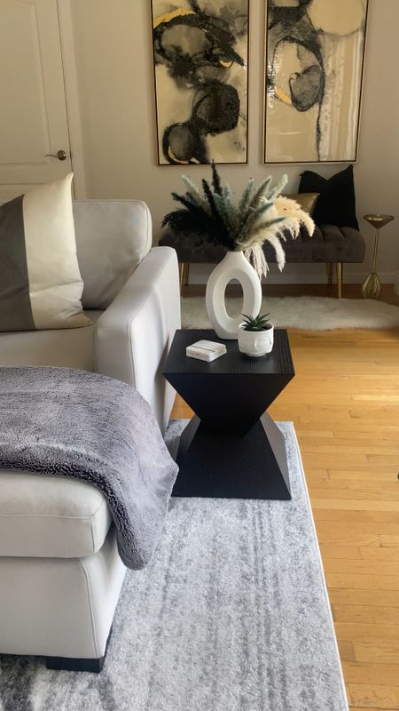 Black accent table with white vase and pompas decor  

#LTKstyletip #LTKVideo #LTKhome
