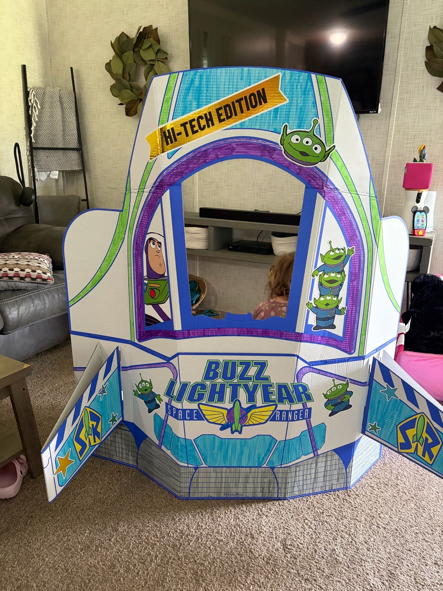 Today’s fun toddler activity! This Buzz Lightyear box will have your kids busy for hours! They can color and decorate it then play with it! 🚀🪐🧑‍🚀