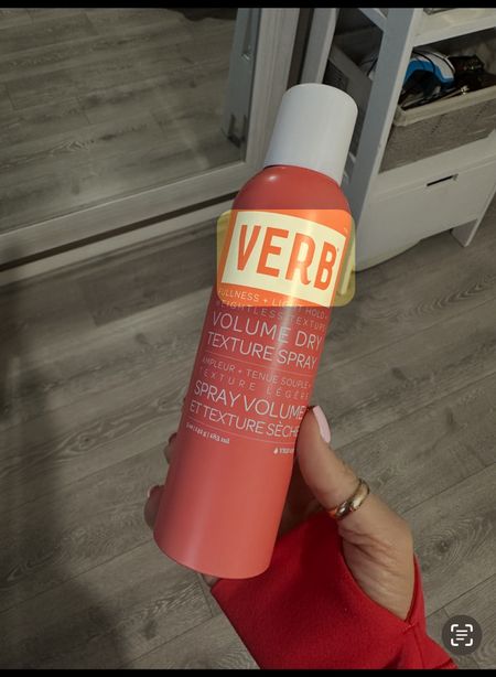 Better than any dry shampoo, I have ever used leaves absolutely no cast gives your hair volume and for the first time ever I’m able to have second and third day Hair