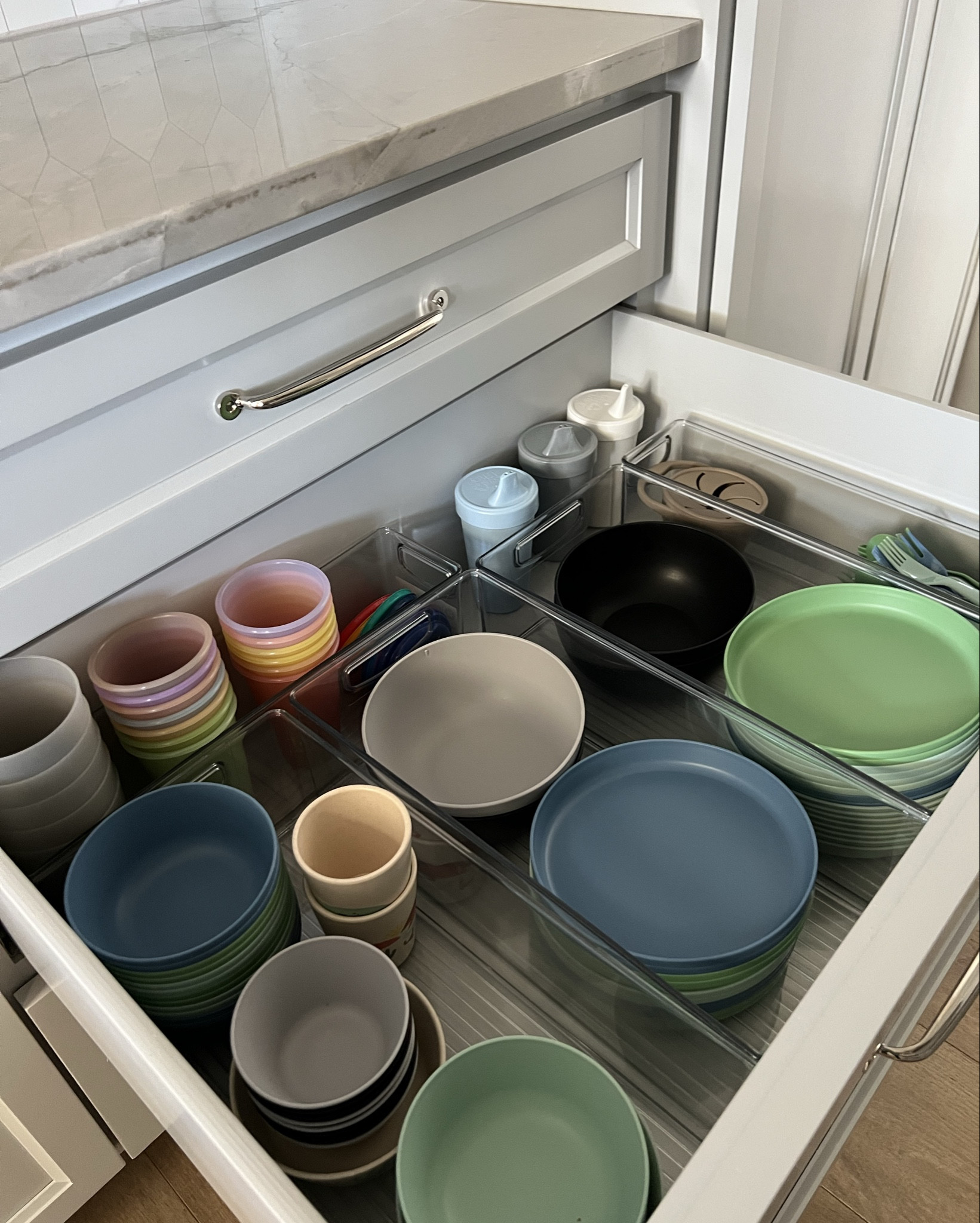 Drawers don’t have to be a disaster zone 🙌
Whether it’s bamboo dividers for shallow drawers or long, narrow bins for deep ones — the right tools make all the difference.

These products don’t just maintain organization — they actually create more space by grouping like items together and using every square inch efficiently.

These are staples in my stockroom and always in stock!




#DrawerGoals #OrganizedHome #AullOrganized #DrawerDividers #HomeOrganization

#LTKHome #LTKFamily #LTKFindsUnder50