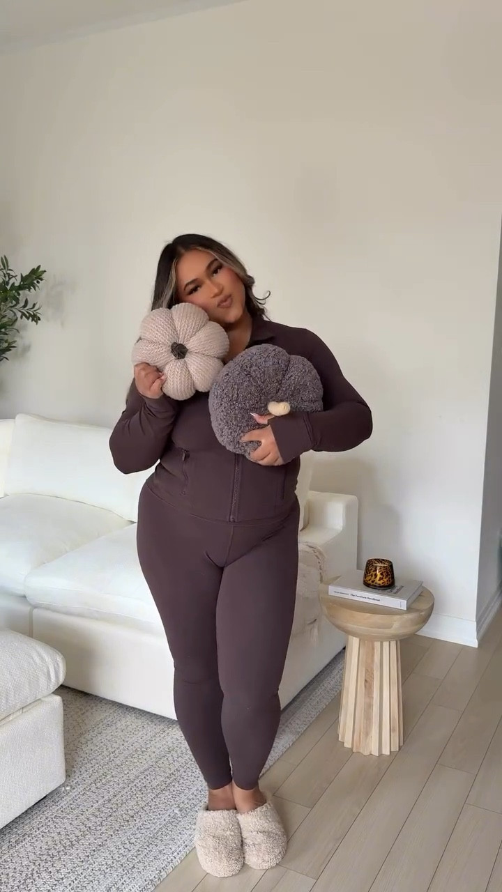 Decorate my living room for fall with me 🤎🍂🧸 I’m obsessed with how it looks! 

#falldecor #livingroom #decor #fallaesthetic #cozydecor #decoratewithme

#LTKActive #LTKStyleTip #LTKMidsize