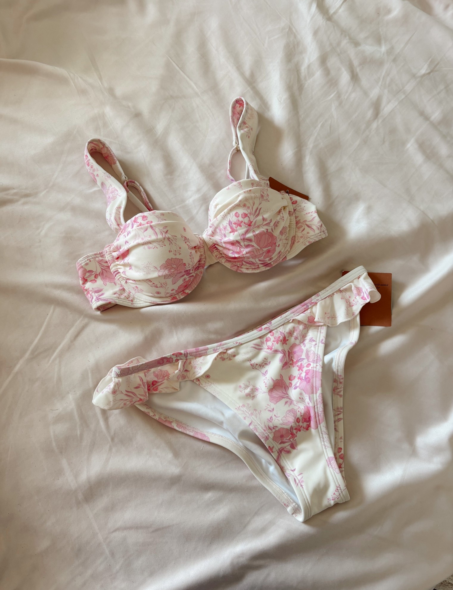 Freaking out over this floral bikini!🌸  accentuates all your curves in the best way!
