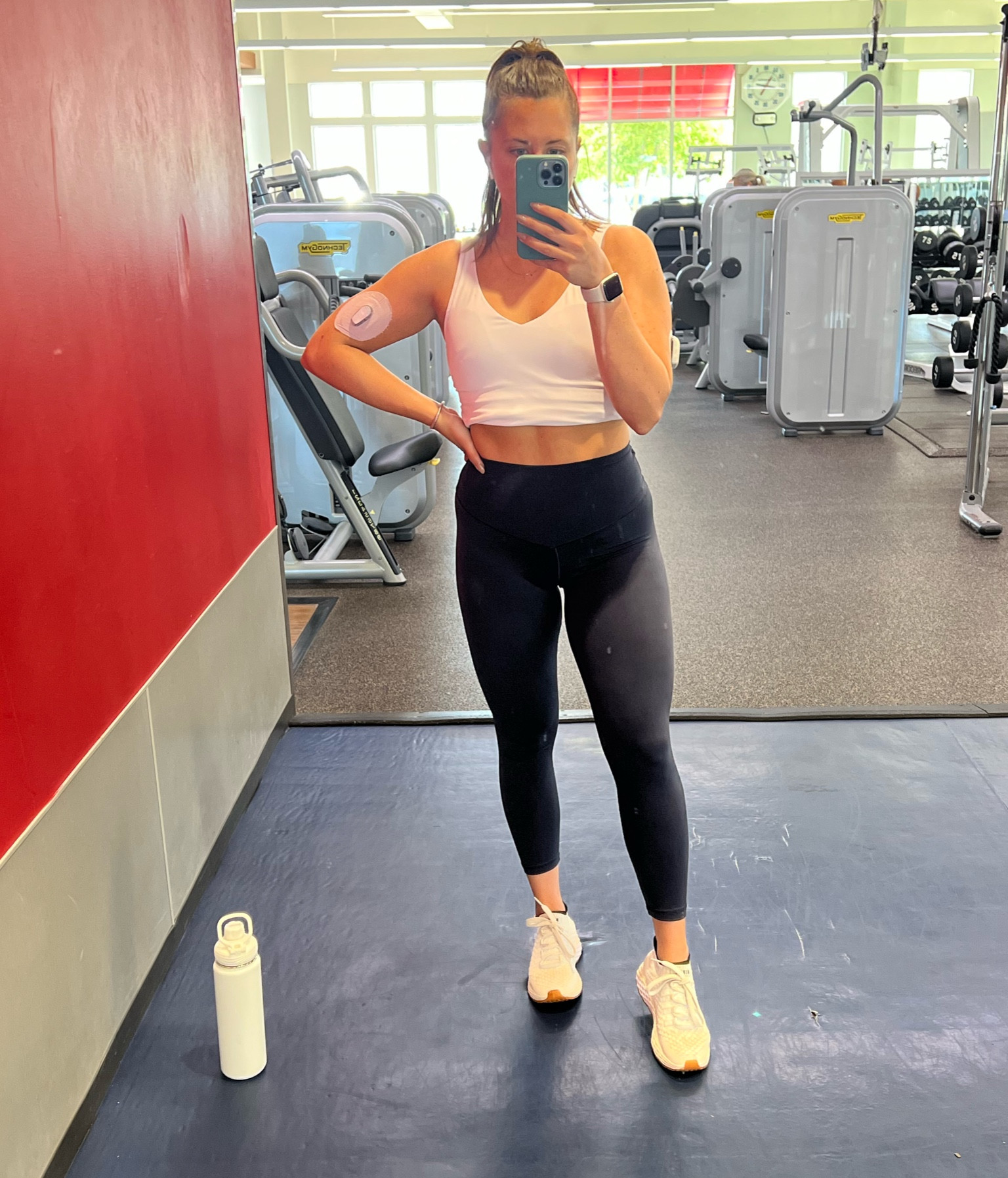 Medium in top and bottoms 
7.5 in sneakers 