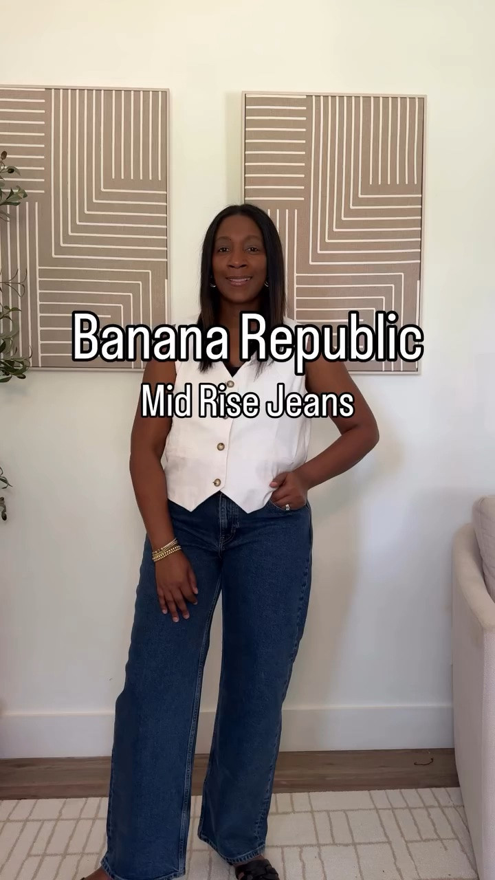 Short torso girlies… I finally get the mid rise hype 👏🏽👖

After years of reaching for high rise jeans, these @bananarepublic mid rise jeans just fit better. They hit in the perfect spot, feel comfortable, and give that effortless put-together look without feeling too high.

Bye bye high rise… hello mid rise 🤎 If you’ve got a short torso and have been struggling with denim proportions, these are worth trying.

Click the link to shop ✨

#MidRiseJeans #ShortTorsoStyle 
#bananarepublic #bananarepubliccreator