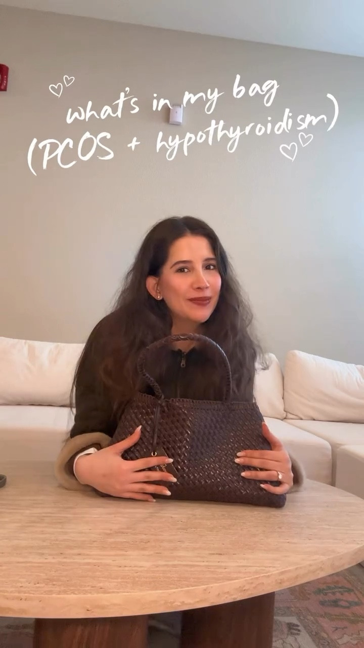 little things I keep with me that make a difference day to day 🤍

not perfect, just what’s been helping me lately

follow if you’re going through this too 🤍

#whatsinmybag #everydayessentials #softlife #womenshealth