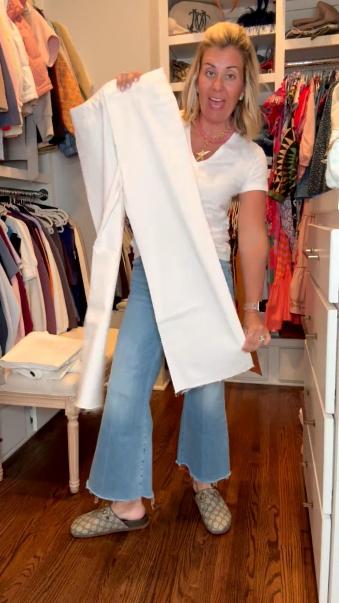 We are headed into spring, so let’s talk about some of my favorite white jeans. 
Kut from the Cloth - Meg/Kelsey 0 or 00￼
Colette - 26P
Barrel - 25
Paige Anessa - 25 cropped

#LTKdayinmylife #LTKmomlife #LTKOver40