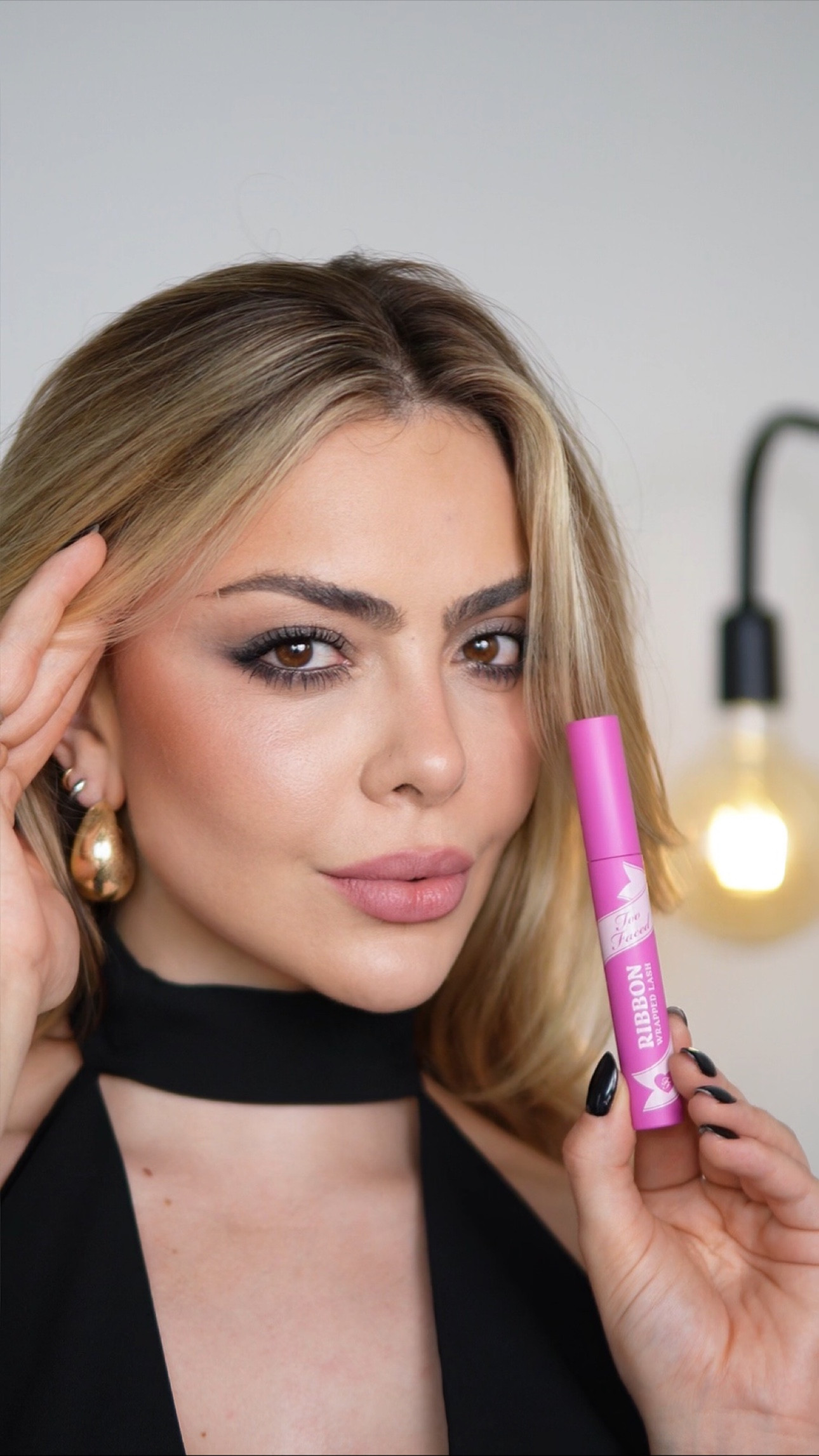 Make fácil e super descomplicada! 

Você vai precisar de 1 lápis e uma máscara que ofereça um super alongamento e muito drama pro seu olhar ✨🖤  

#LTKbeleza