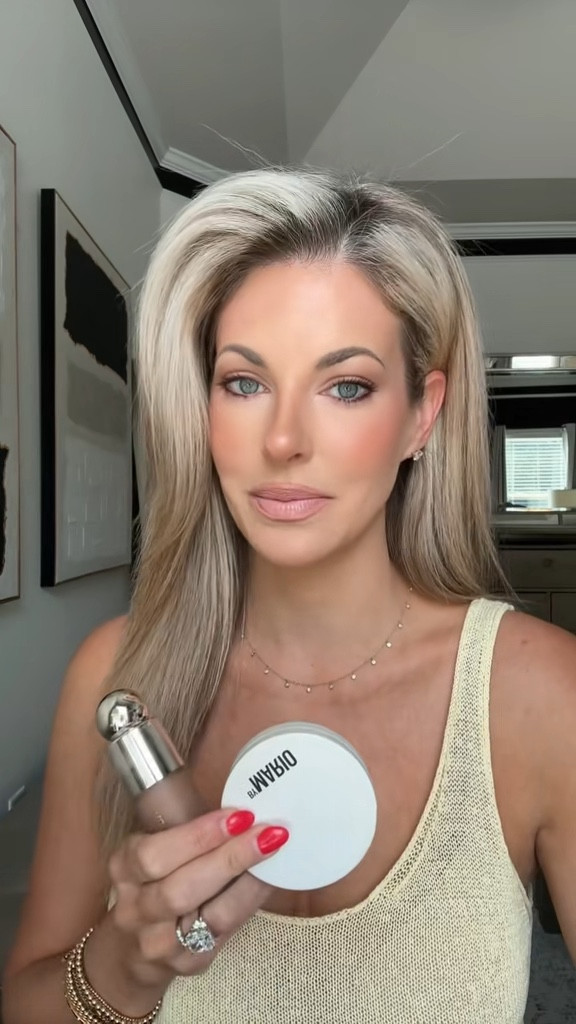 Sculpt your best look 💫 Contouring tips tailored to YOUR face shape for effortless glow and definition. Trending makeup hacks for natural, flawless results! 
Click the 🔗 to get my favorite contouring products 👉🏻 https://liketk.it/5F1co
#ContourLikeAPro #FaceShapeTips #MakeupGlow #BeautyHacks 

#LTKBeauty #LTKOver40 #LTKgrwm