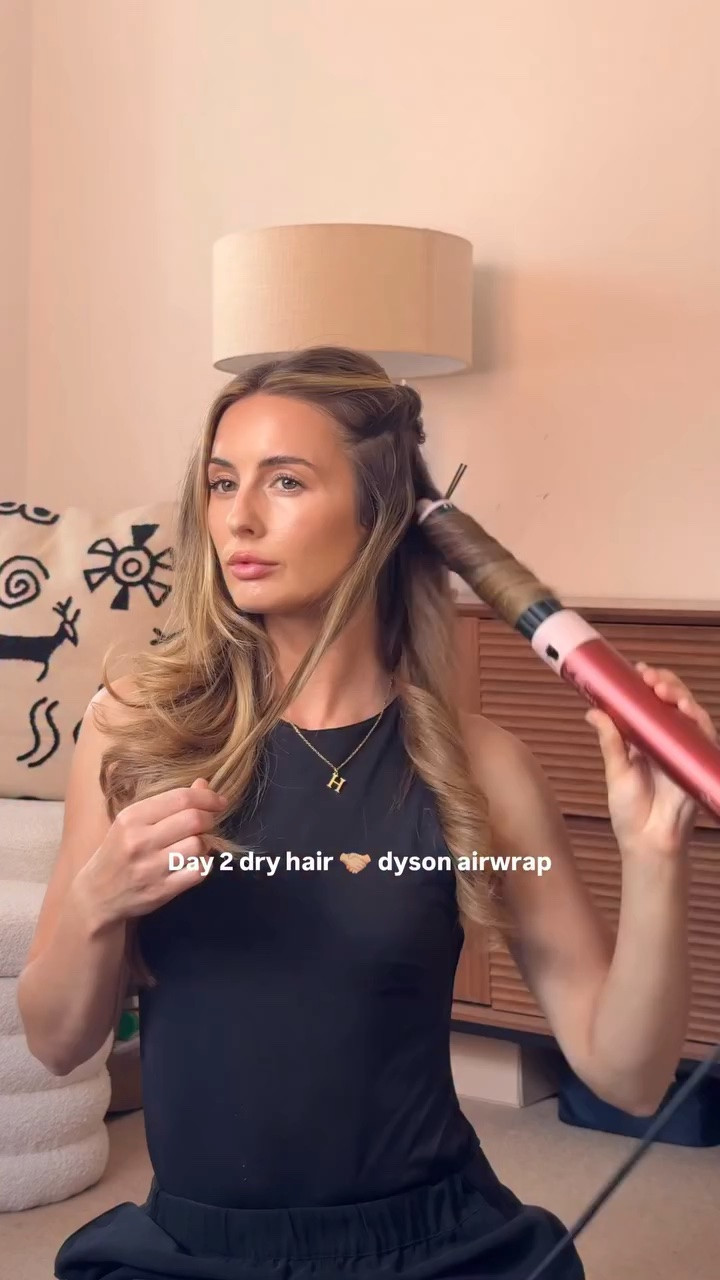 Tips for refreshing dry hair ⬇️
- use a heat protecting spray product to prep, they distribute well and don’t weight the hair down. A few of my faves are;
@hairbysammcknight save the do
@lorealpro flex Pli 
@livingproofuk flex hairspray (I’ll link them all on my story & save it to June links hilight) 

- set the hair with a brushable hairspray, let it fully cool and set before smoothing out .

- I find the airwrap picks up dry hair really well but still work in small sections for maximum curl 

- wrap the bangs forward for volume and backwards for the sweeping shape. (My fave part) 

- once the hair is wrapped around the barrel hold it horizontally for a slightly tighter curl (holding it vertically can give you a longer curl) 

#dysonairwrap #day2hair #hairrefresh #hairhack