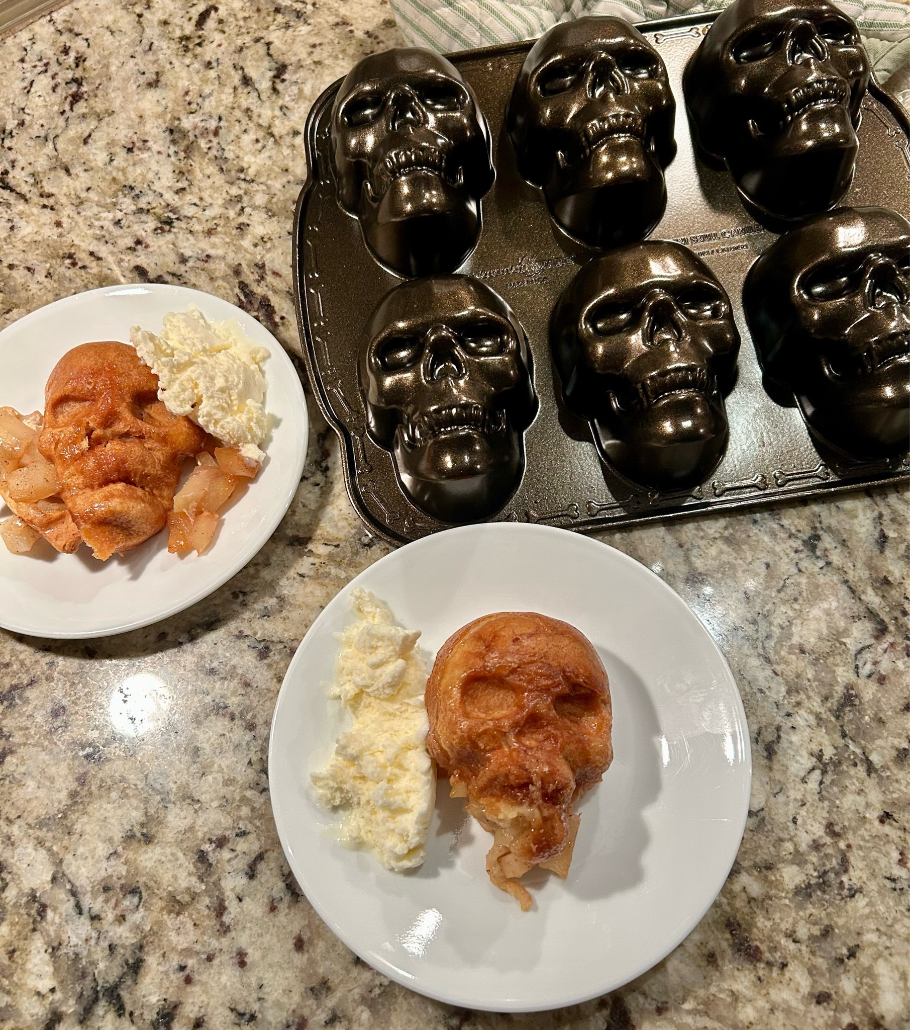 Halloween baking pan

#LTKFallSale #LTKHome #LTKSeasonal