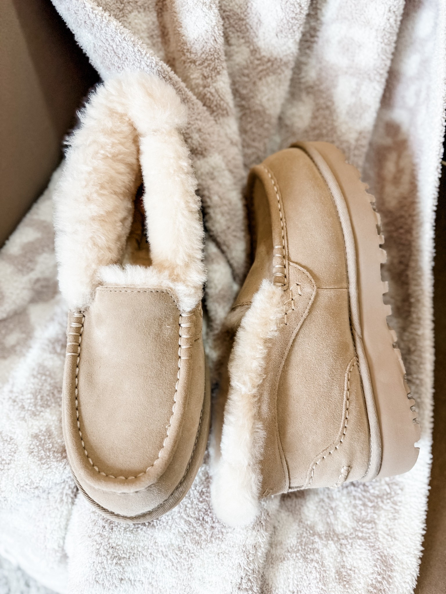 Shop these super comfy platform Uggs on sale during the Nordstrom Sale!

True to size. Wearing an 8

Shoes | slippers | Uggs | comfort | fall | winter | cozy | home | daily | fuzzy | comfy | mom life | shoe style | Uggs 


#LTKSaleAlert #LTKShoeCrush #LTKStyleTip