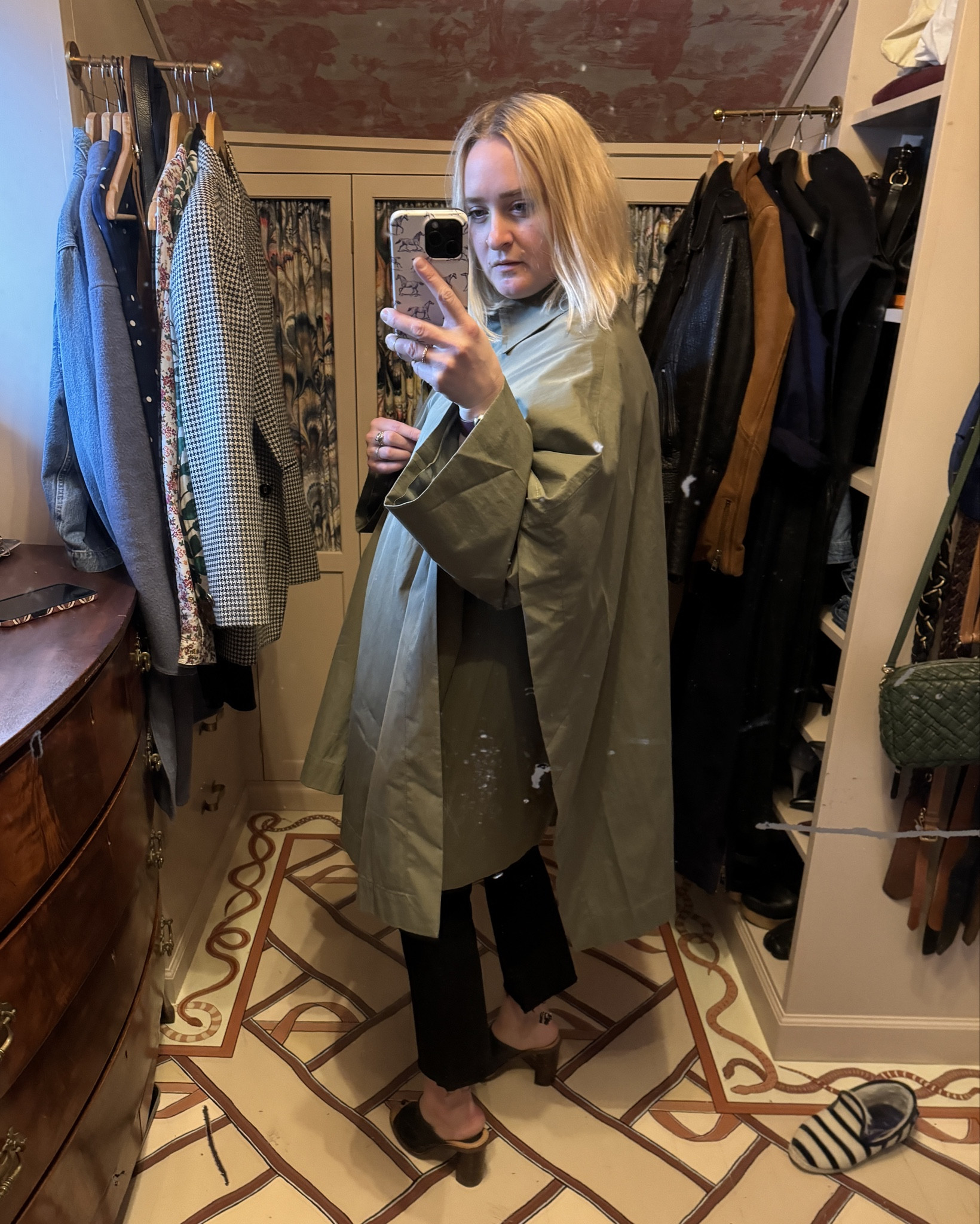 I bought this cape jacket yesterday and I’m obsessed! It’s different and fun! And on sale 😉

#LTKVideo #LTKSeasonal #LTKover40