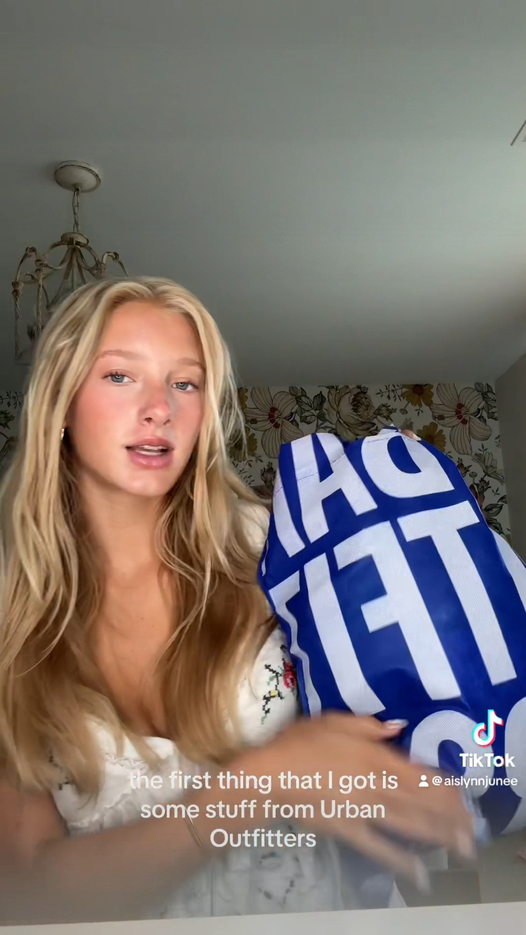 Mini haul of everything I have gotten recently! 
* Adidas, Nike, Urban Outfitters, Meshki 

#LTKFindsUnder50 #LTKVideo #LTKItBag