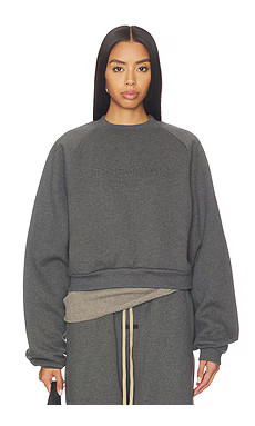 Fear of God ESSENTIALS 90's Raglan Sweatshirt in Charcoal Heather from Revolve.com | Revolve Clothing (Global)