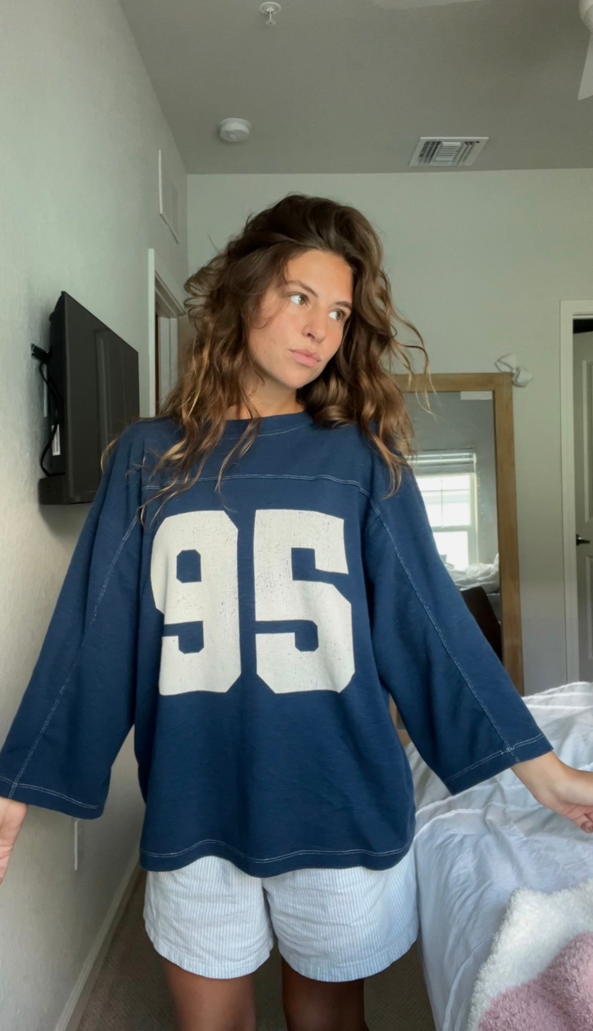 The perfect fall jersey and my fav shorts. I’m wearing a size medium in the top 🤎