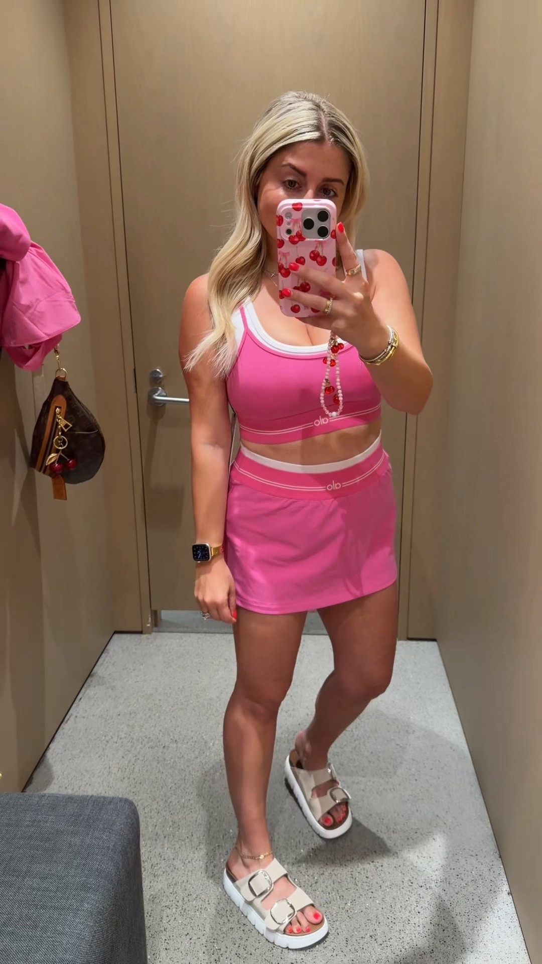 New paradise pink alo 💗
Size small
