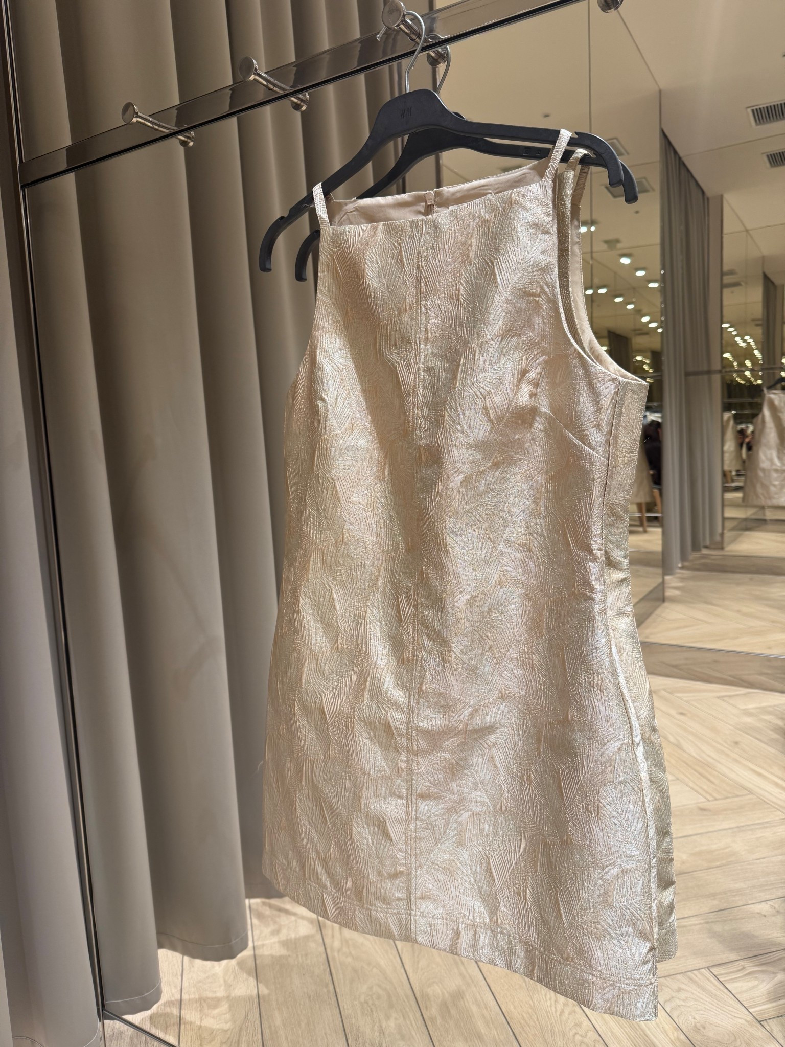 Golden hour dress✨
Tags: new in H&M gold shimmery mini vestido sparkle chic women’s special occasion outfit fashion summer inspo outfit ideas Ibiza Barcelona Dubai wedding guest holiday vacation satin skirt champagnee

#LTKspring #LTKsummer #LTKstyletip