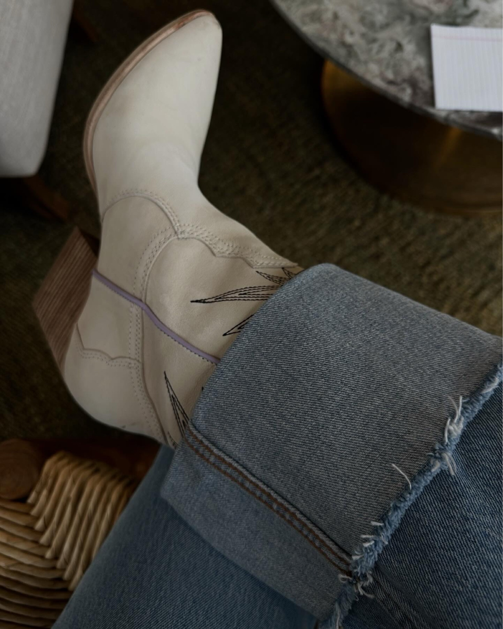 boots + jeans >>

#LTKsalealert #LTKSeasonal #LTKfindsunder100