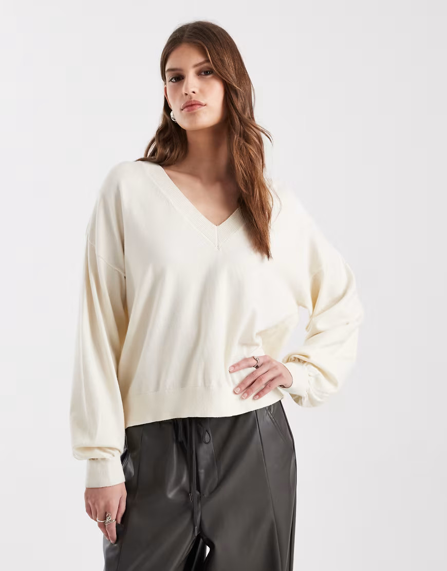 ASOS DESIGN – Superweicher Strickpullover in Ecru mit V-Ausschnitt-Weiß | ASOS (Global)