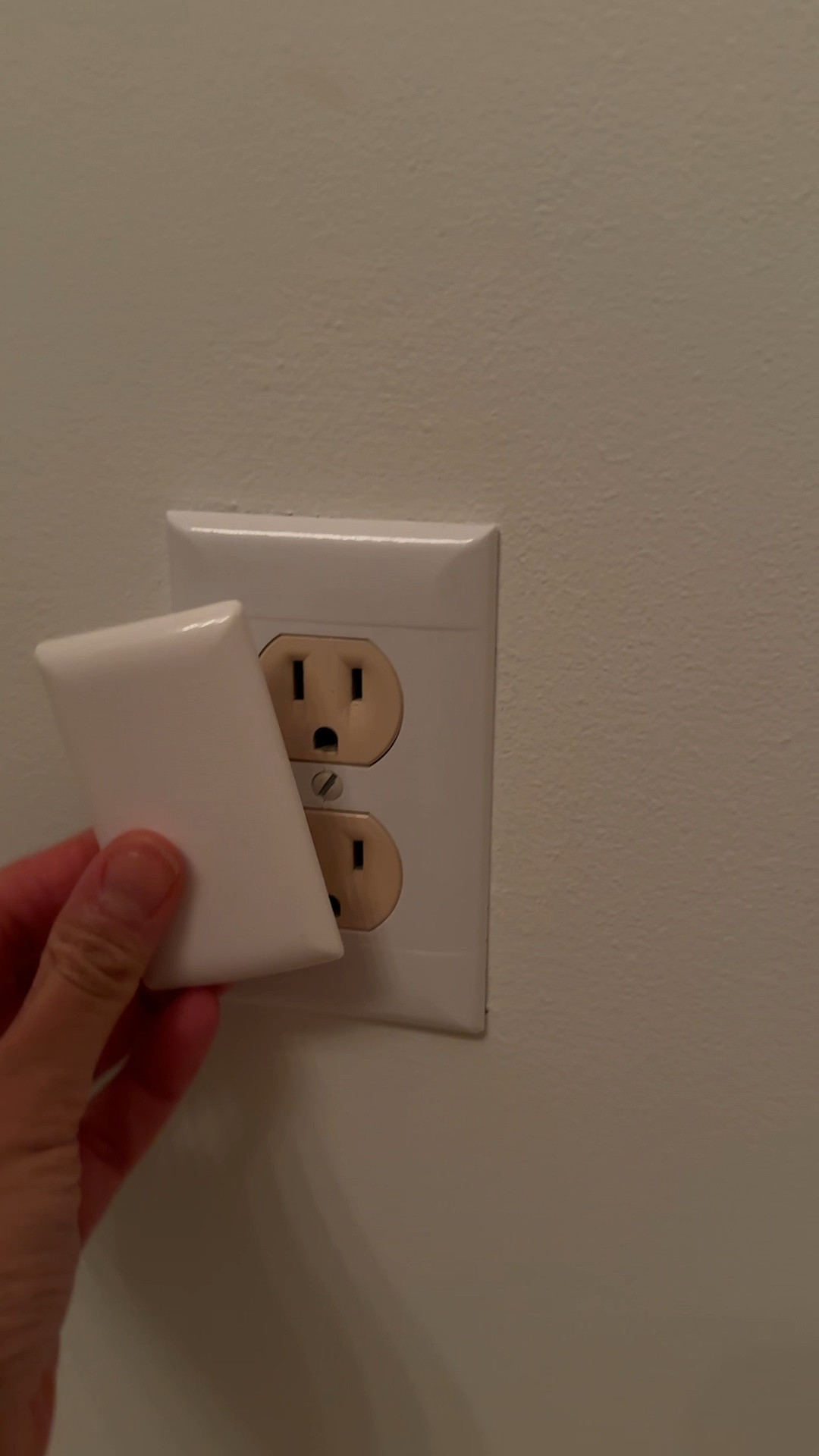 Baby and toddler proof outlet covers to keep your little one safe and your house still looking chic 😉💁🏽‍♀️