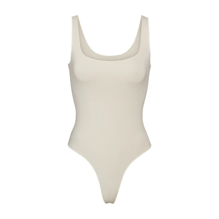 ESSENTIAL SCOOP NECK BODYSUIT | SANDSTONE | SKIMS (US)