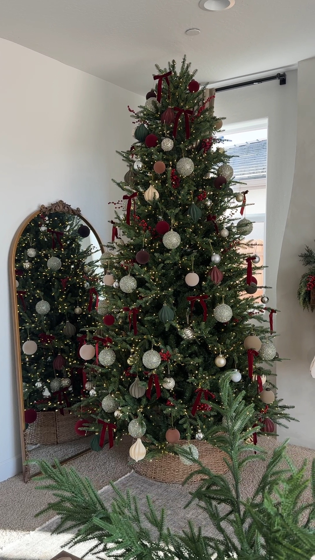My Christmas tree is out here stealing the spotlight ✨

Had a whole group stop by (90% men btw) and even THEY couldn’t stop complimenting her 😂🥹

I wish you could see it in person, videos and pictures truly doesn’t do this tree justice!