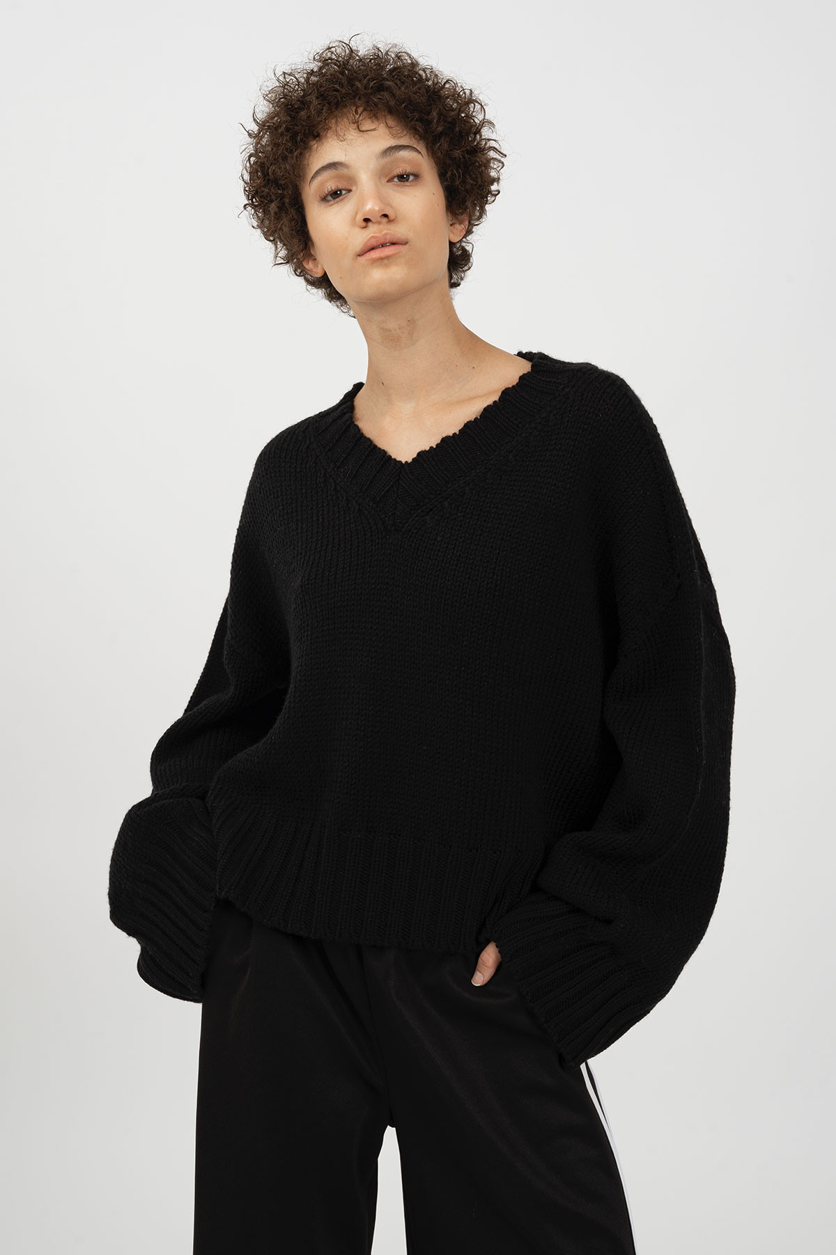 VEE Sweater Black | black palms