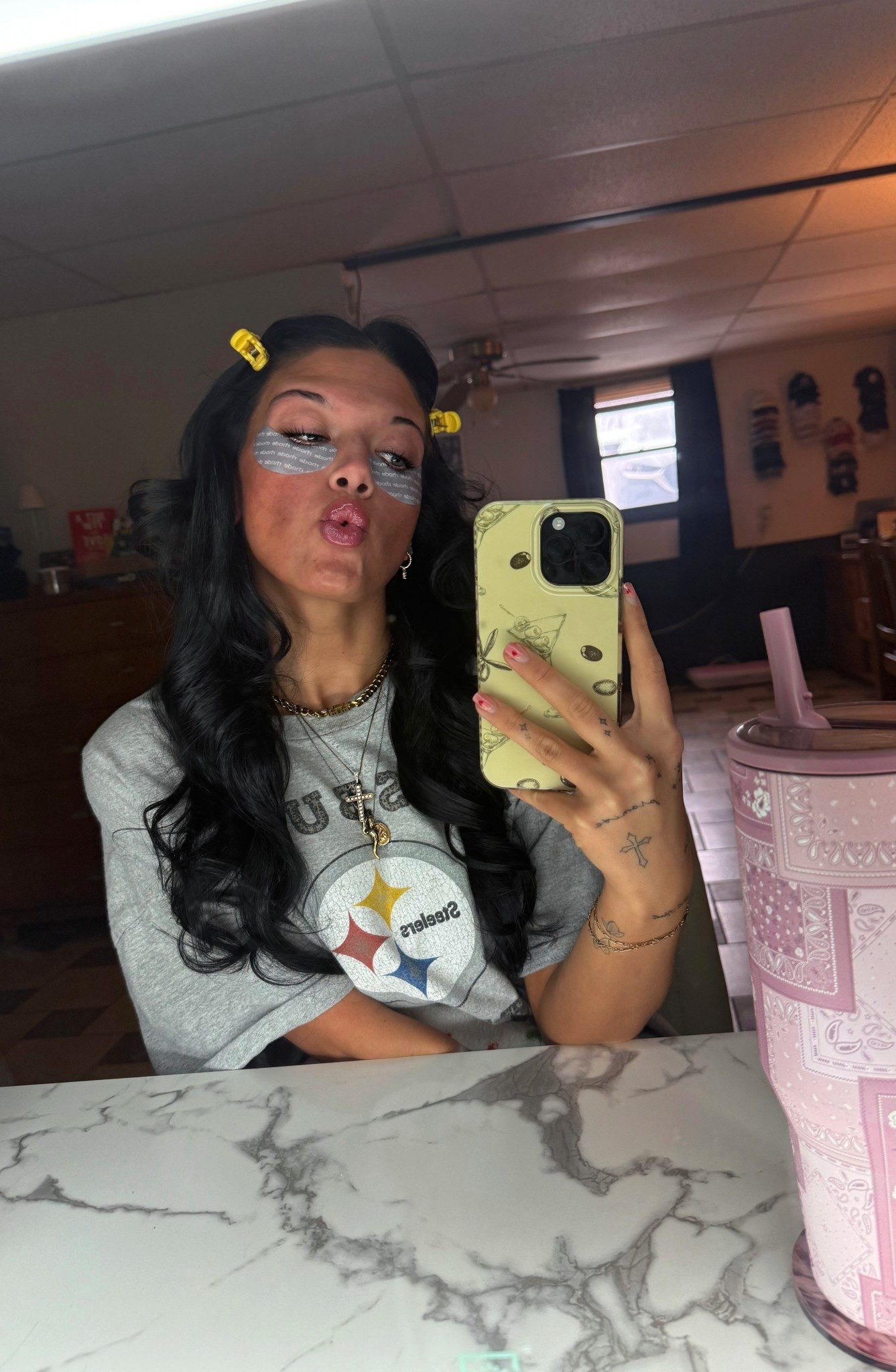 getting ready but still cute

oversized tee, clips in, skincare on… the in-between moments always hit

comfy, effortless, and a little undone

#LTKmorningroutine #LTKgrwm #LTKootd