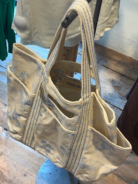 Love this beautiful handbag!! It would be a perfect beach/summer tote or cute diaper bag ;) 

#LTKitbag #LTKstyletip #LTKbaby