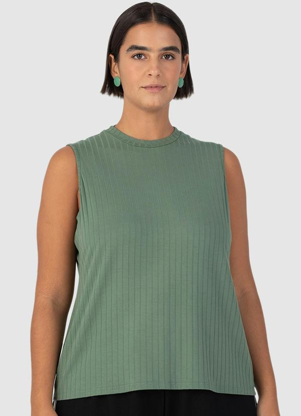 Marguerite - Blusa verde militar, modelagem solta, decote redondo, material malha flamê. | Posthaus (BR)