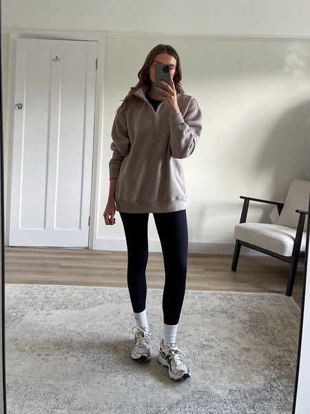 Medium in the Abercrombie half zip
Small in the Weareanotherversion second skin leggings
White socks from the brand
ASISCS gel kayano


Comfy outfit
Airport outfit
Loungewear 
