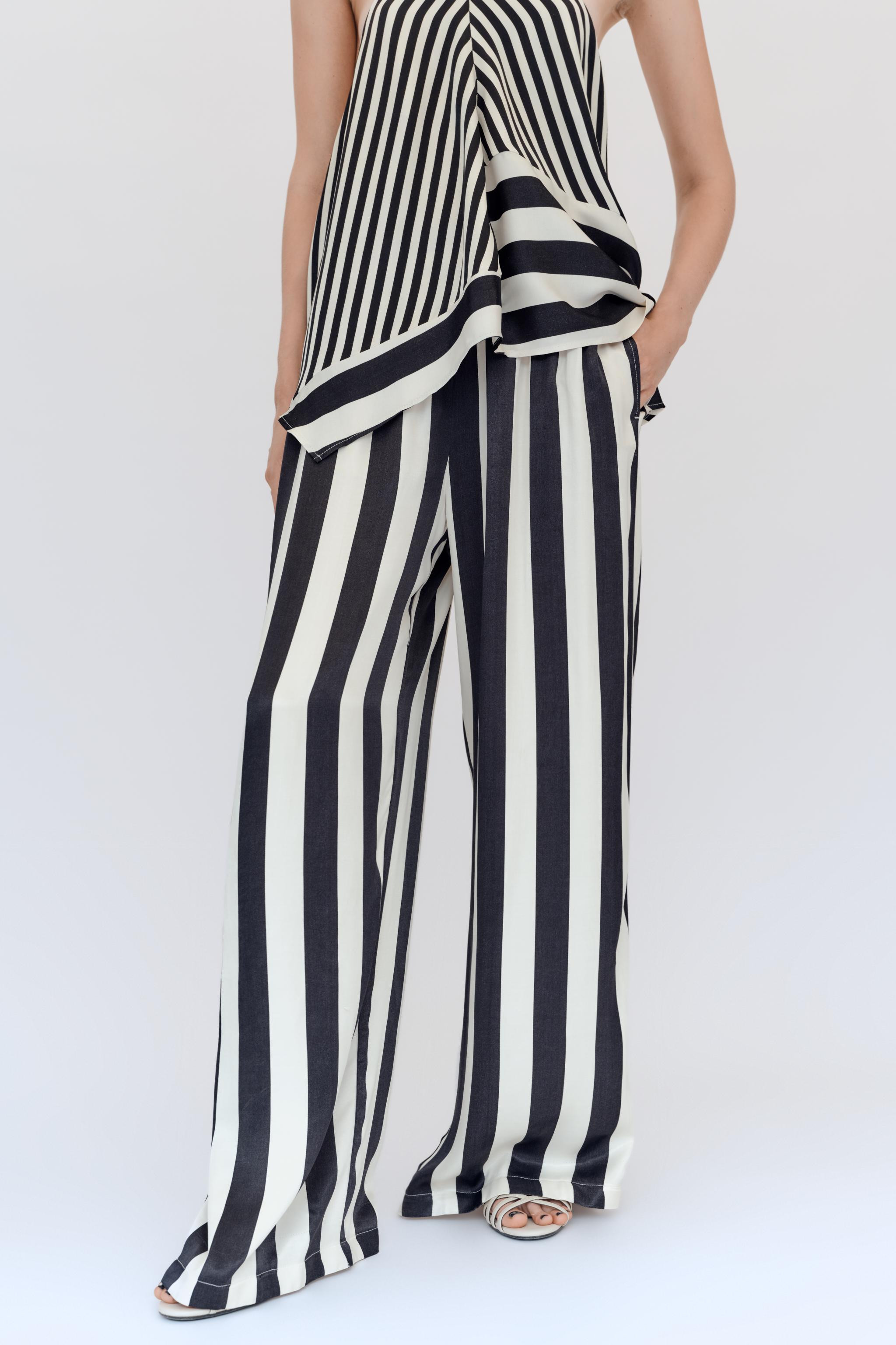 High-waisted pants with elastic waistband. Front pockets. Wide leg. | Zara US