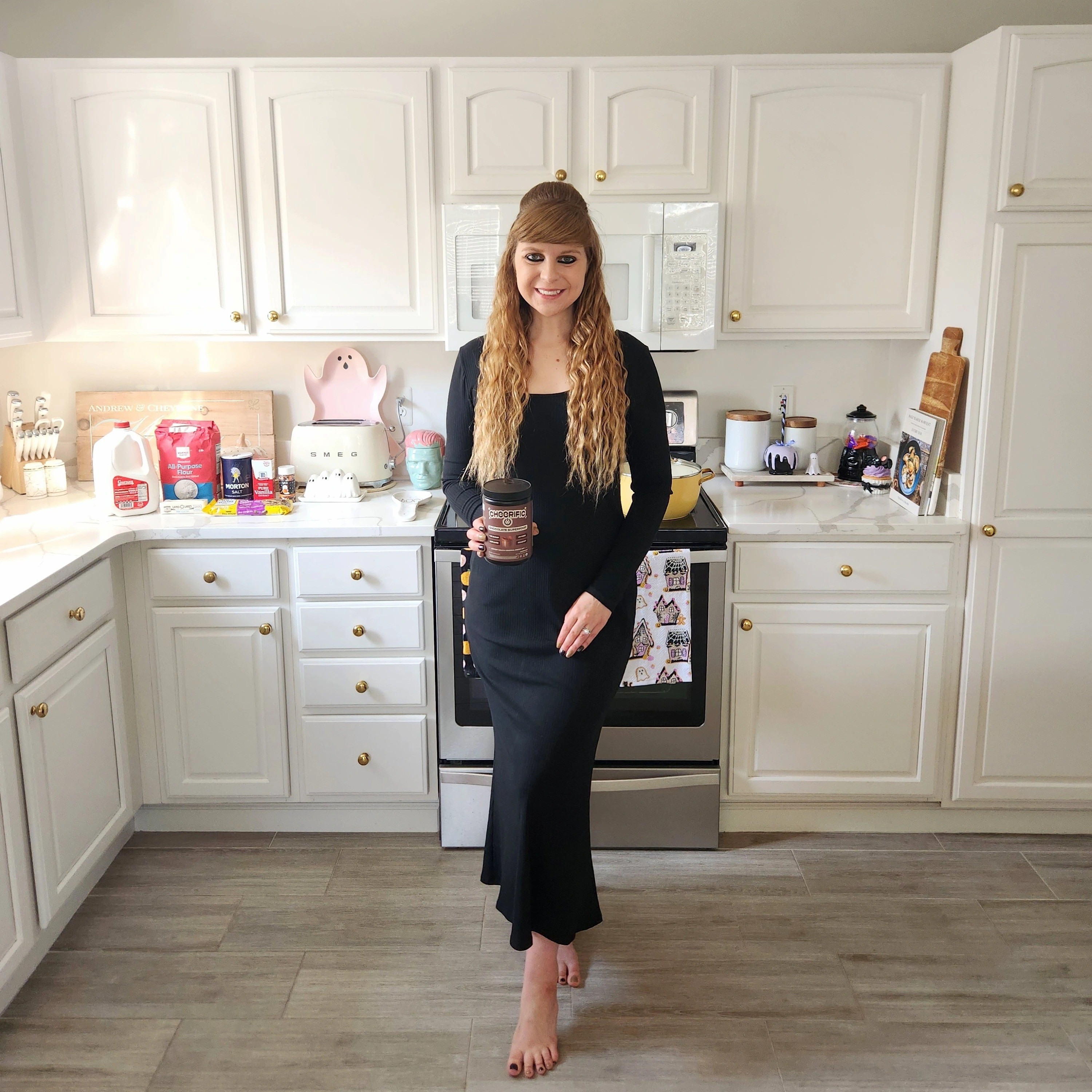 #ad Craving something a little sweet after dinner?😋This molten brownie mug cake is your go-to fix. It’s rich, gooey and hits that chocolate craving hard without the sugar crash🍫Just a few warm, fudgy bites are all you need to feel fully satisfied (and a little smug about how secretly good-for-you it is)😁Servings: 1 mug cakeIngredients:🟫 2 tbsp flour🟫 1 Scoop @Cheerific_Official🟫 1 tbsp melted coconut oil (or butter)🟫 1 tbsp milk🟫 ½ tsp vanilla extract🟫 Pinch of salt🟫 1 tbsp dairy-free chocolate chips (some for batter, some for molten center)🟤 Optional: 1 tsp maple syrup or ½ tbsp sweetener🟤 Optional: pinch of baking powder (makes it slightly fluffier, not necessary for fudgy)🟤For Molten Center:1–2 extra chocolate chips or a small square of a dairy-free chocolate bar, pushed into the center before microwavingInstructions:🤎 Mix wet stuff in your mug: melted coconut oil, almond milk and vanilla extract.🤎 Add dry ingredients: flour, salt and Cheeri powder. Stir until smooth.🤎 Fold in chocolate chips, saving 1–2 to press into the center of the batter (this is your gooey core).🤎 Microwave for 45–55 seconds. DO NOT overcook, stop when edges are set, but center still looks soft.🤎 Let it sit for 1-2 min (core finishes melting).🤎 Top with a dollop of whip cream, or some fun sprinkles like I did!Enjoy😋#Sponsored #Cheerific #CheerificFam #Chocamine #Brownie #BrownieMugCake #CleanEats

