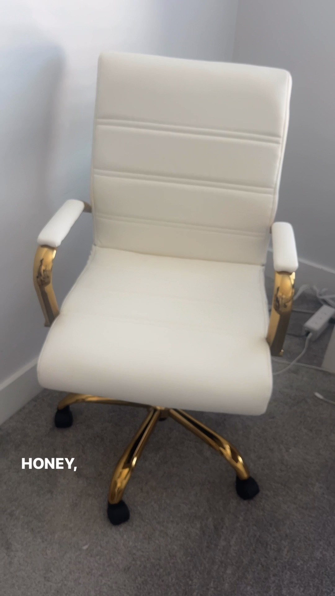 She's here! Finally got my new office chair🥰

#office #officechair #officemusthave #grownwomanessentials #newchair #midlifejourney #xojalonda #explore #explorepage