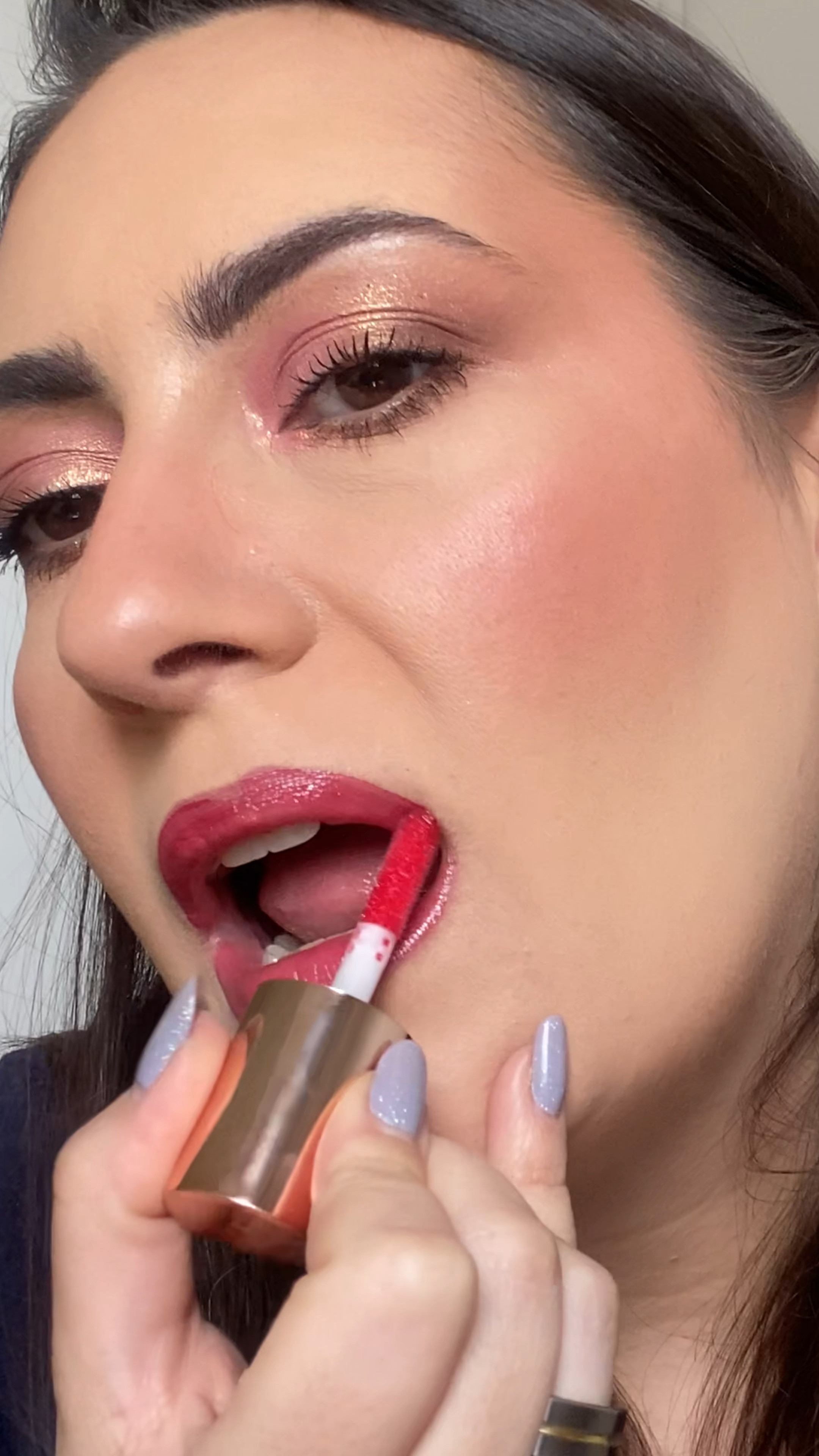 Vem comigo aplicar o BT CREAMY na cor Candy Apple comigo 🍎

Ele virou um vício na minha vida… é tipo um gloss, bem fininho, bem leve nos lábios que tem acabamento translúcido, mas a cor aparece sabe?
Ele não é um tint, ou seja, não pigmenta os lábio depois que o efeito do gloss sai.
A boca fica super hidratada mesmo depois que o que produto sai dos lábios, é super fácil de reaplicar…
Eu escolhi essa cor pois eu queria uma cor mais marcante, mais diferente do meu estilo, mas ainda sim, achei que combinou muito comigo!
Comprei o meu na @brunatavareshouse e claro que logo vou querer mais cores e vou te contar que os nudes estão perfeitos tbm…
Já quero fazer uma coleção deles!


#LTKbrasil #LTKGiftGuide #LTKbeauty