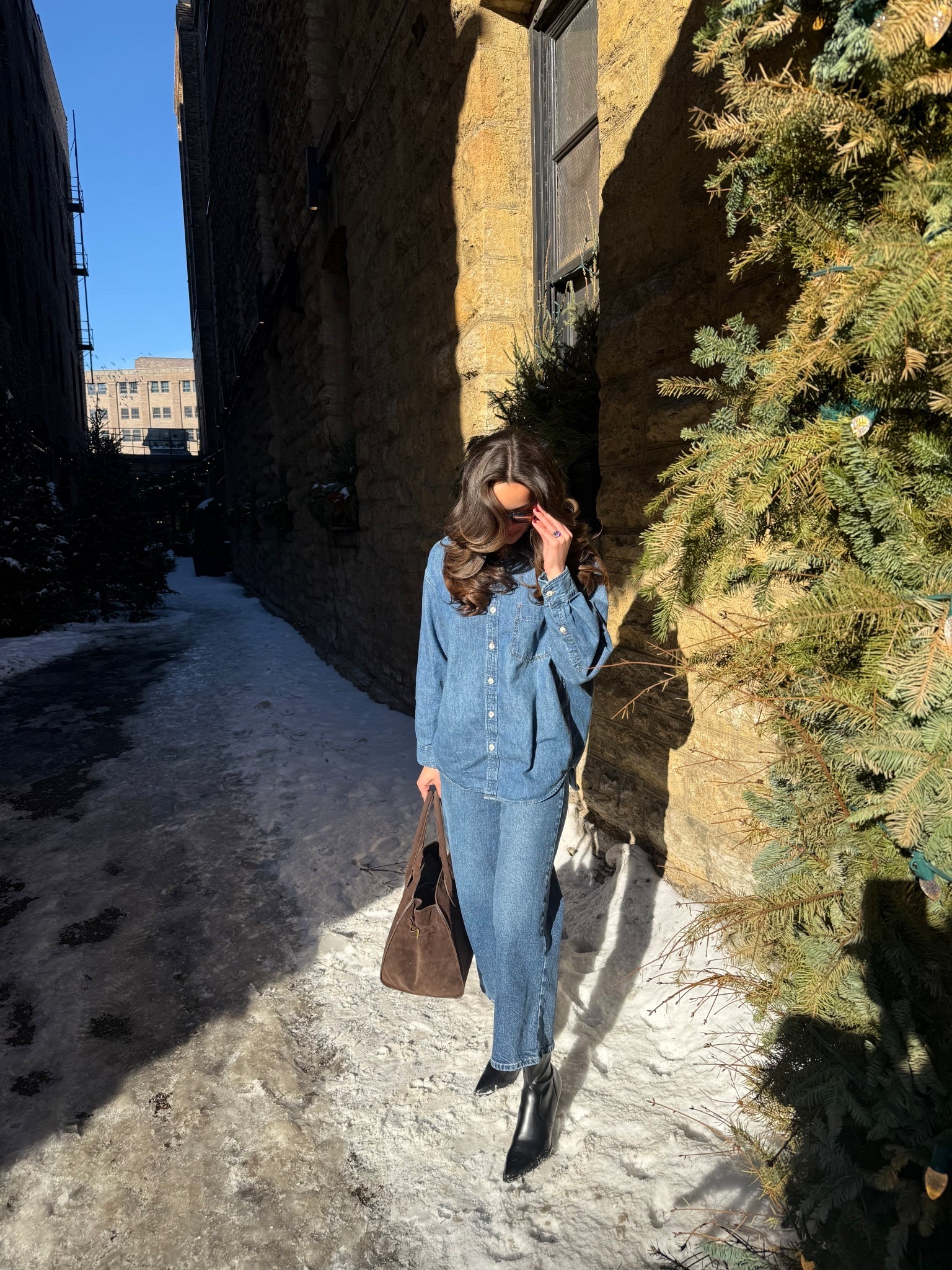 Canadian tuxedo 👖
Wearing size small in the top 
Jeans are old Zara 