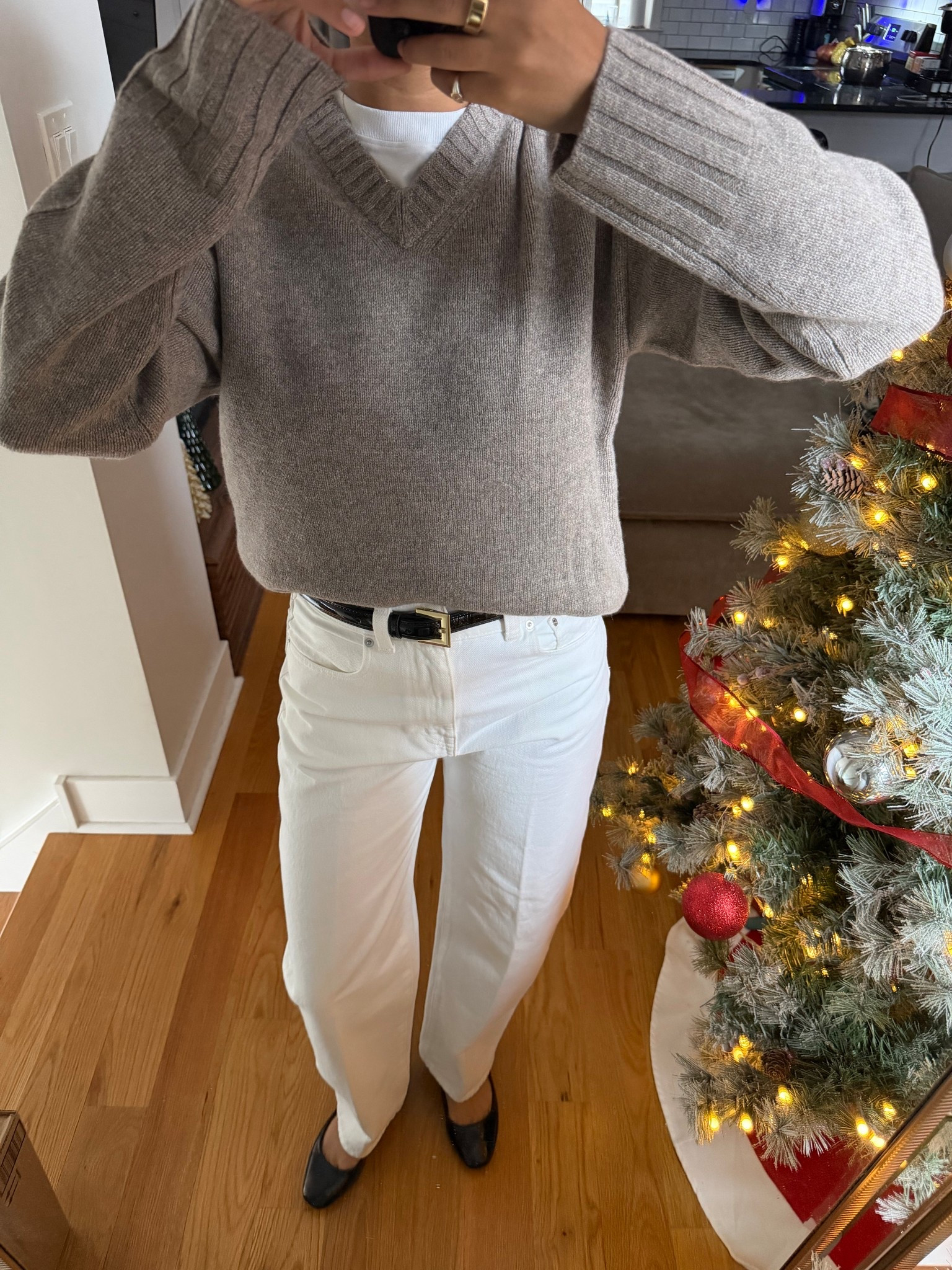 V neck sweater, patent leather belt, white jeans, balloon jeans, Everlane sweater, madewell jeans, anine bing belt

#LTKFindsUnder100 #LTKSaleAlert