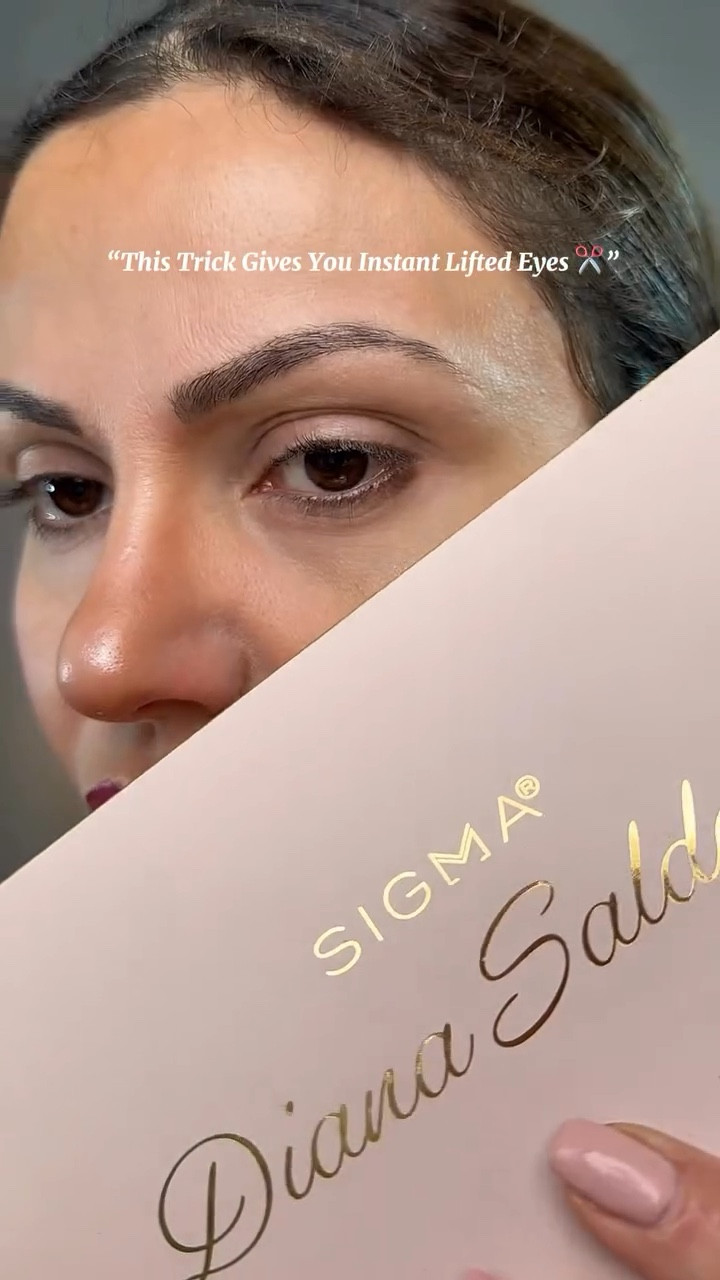 𝐒𝐦𝐚𝐥𝐥 𝐩𝐥𝐚𝐜𝐞𝐦𝐞𝐧𝐭 𝐬𝐡𝐢𝐟𝐭.
A simple eyeshadow placement trick that instantly lifts and defines the eyes.
Easy, precise, and beginner-friendly 💄

@sigmabeauty

#SigmaBeauty #EyeMakeup #MakeupTips #EyeshadowTechnique #BeautyHack
#LTKBeauty #LTKCreator #UGCBeauty #MakeupRoutine
