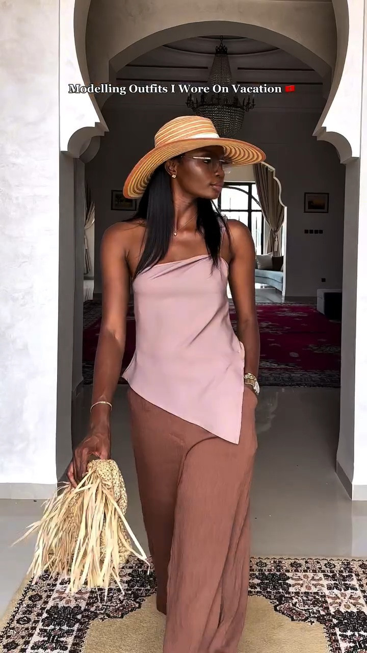 Clear the runway! Modelling My Holiday wardrobe 🌸 🌴 

#vacation #vacationoutfits #holidayvibe #lifestyle #fashion