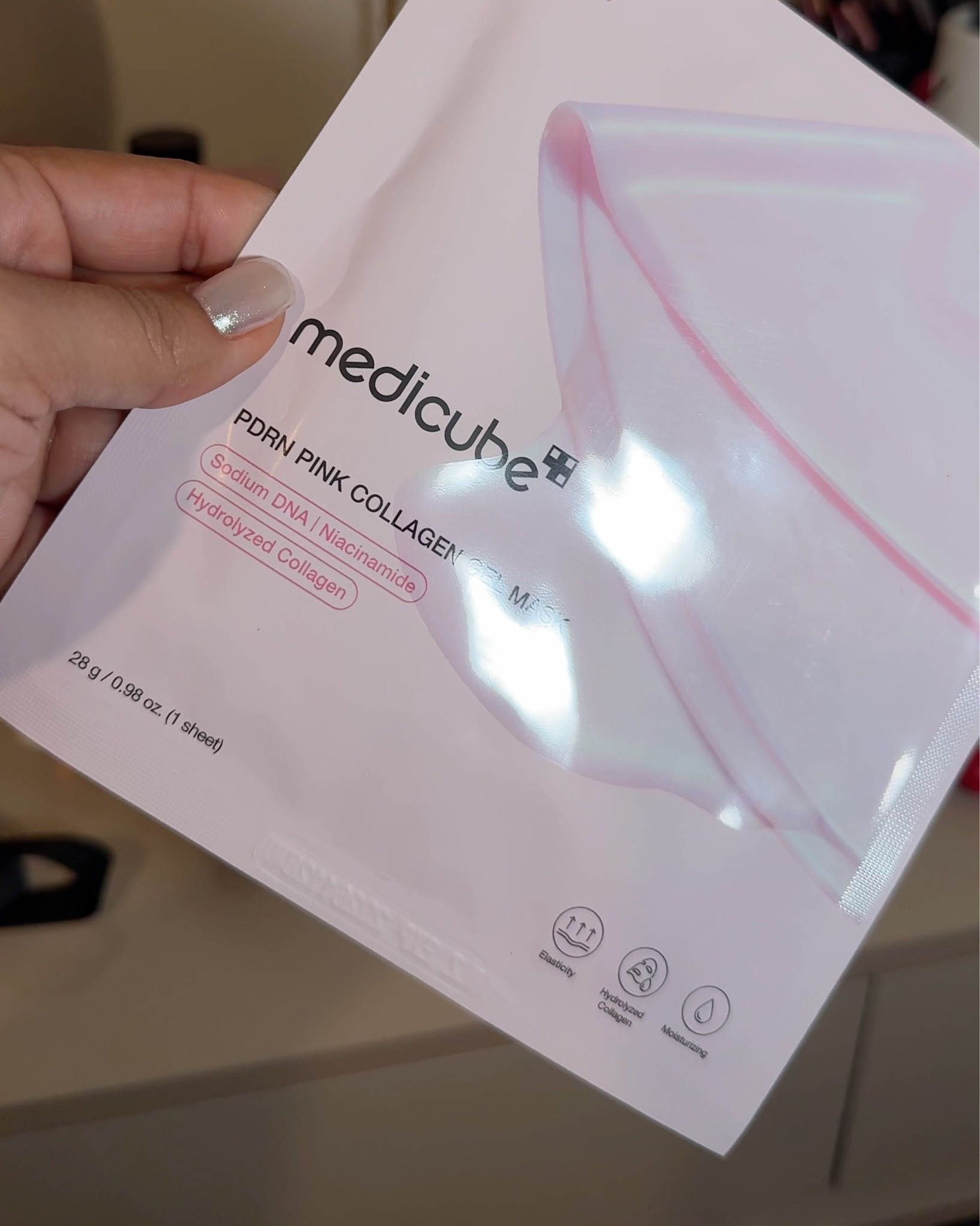 The glass skin that this collagen mask will give you is!! Amazing 🤩 
@medicube #medicube #facemask #nigthroutine #beautyskin 

#LTKgrwm #LTKMothersDay #LTKOver40