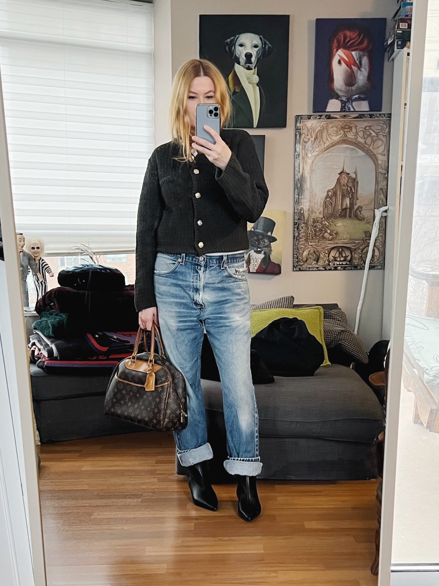 Damn the gloomy days. You can’t tell but this cardigan is olive green. Anyway. The lady cardigan is something you want for spring. 
Jeans and bag vintage.

.  #winterlook  #torontostylist #StyleOver40 #90svintage  #90sminimalism #secondhandFind #fashionstylist #slowfashion #ladycardigan #FashionOver40  #MumStyle #genX #genXStyle #shopSecondhand #genXInfluencer #genXblogger #secondhandDesigner #Over40Style #40PlusStyle #Stylish40

#LTKitbag #LTKstyletip #LTKfindsunder50