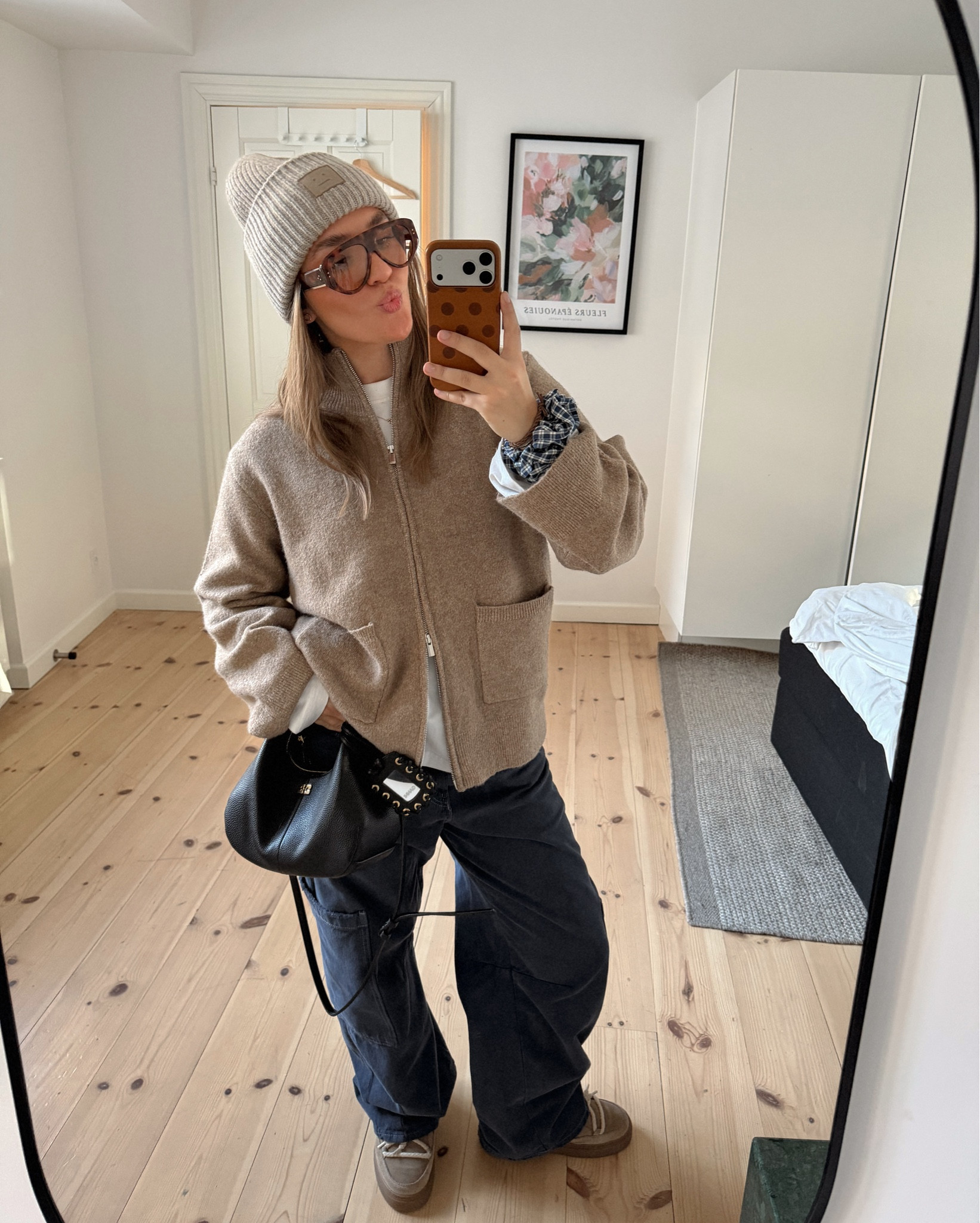 SWIPE FÜR DIE SONNENBRILLE!
Strickjacke gibt es direkt bek Gina Tricot!