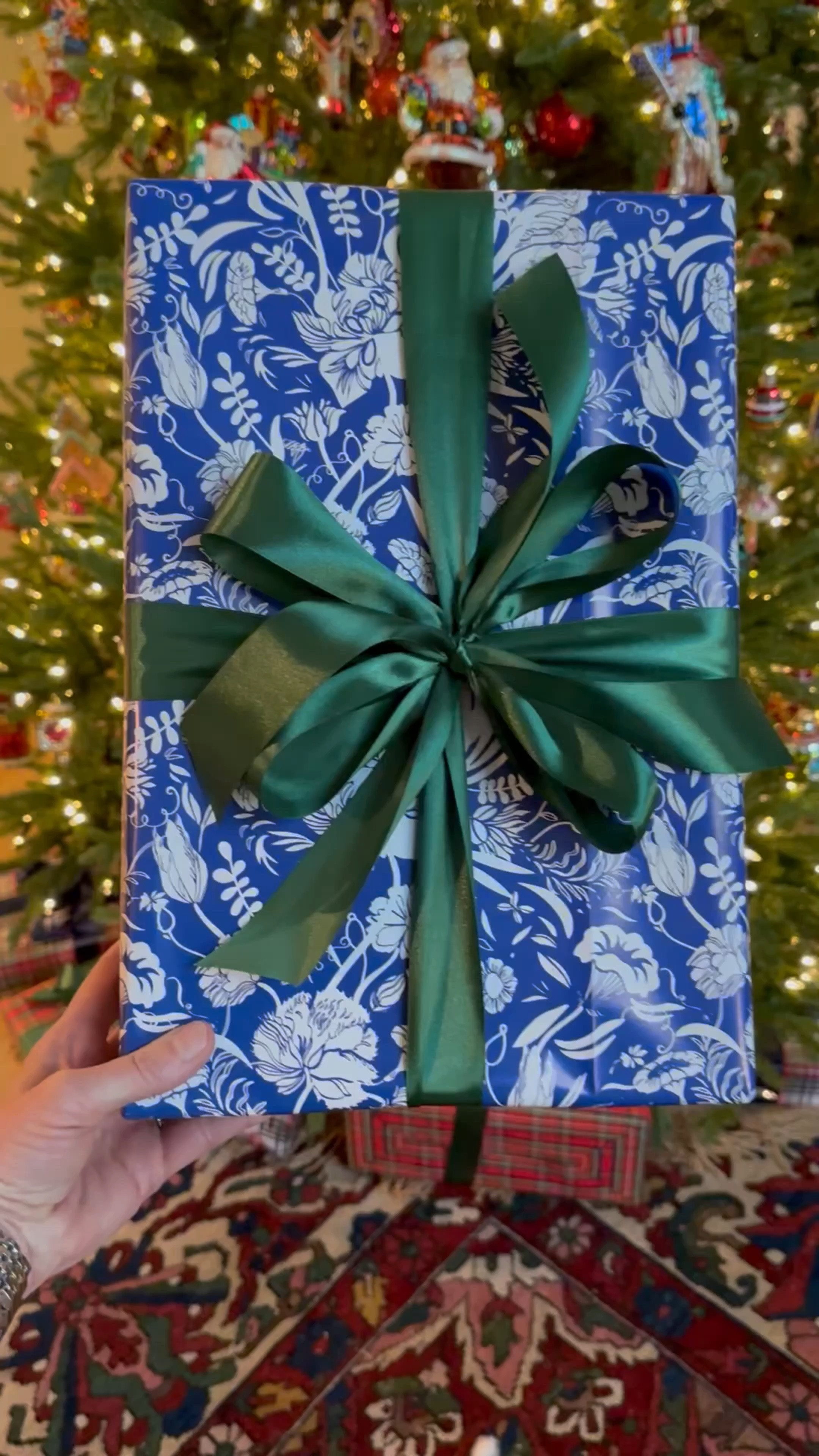 How to create a pretty double bow for your Christmas gifts 🎁 ♥️

#LTKWatchNow #LTKGiftGuide #LTKHoliday