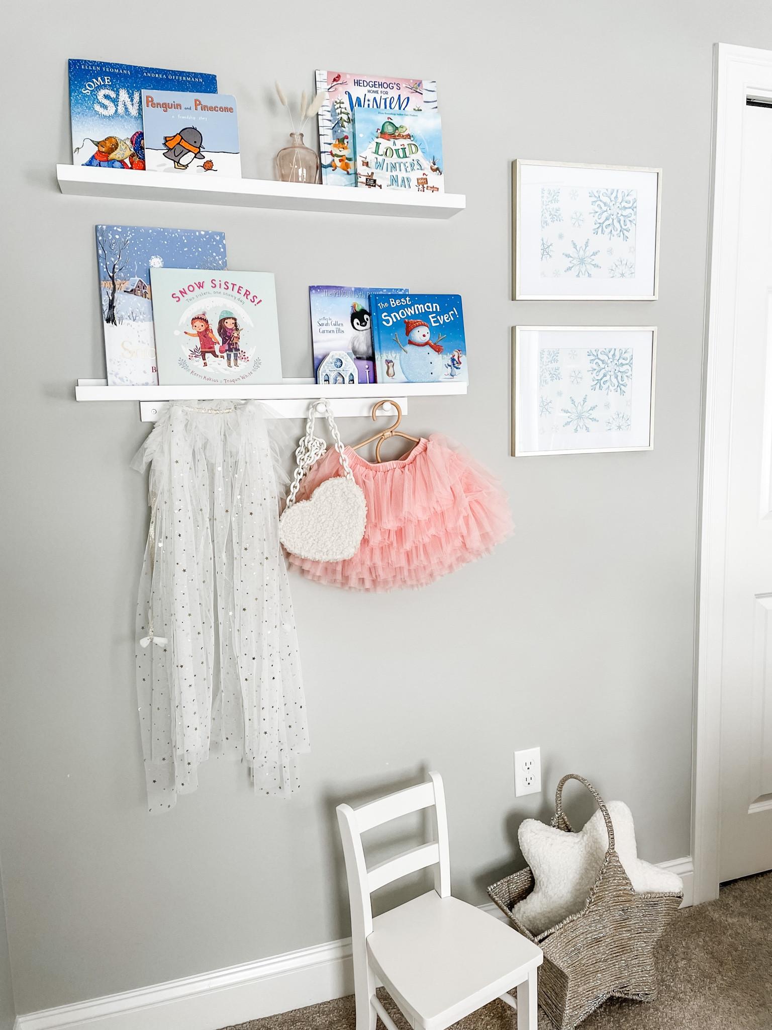 Kids room ideas 
Book shelves 
Reading nook ideas 
Winter shelfie 