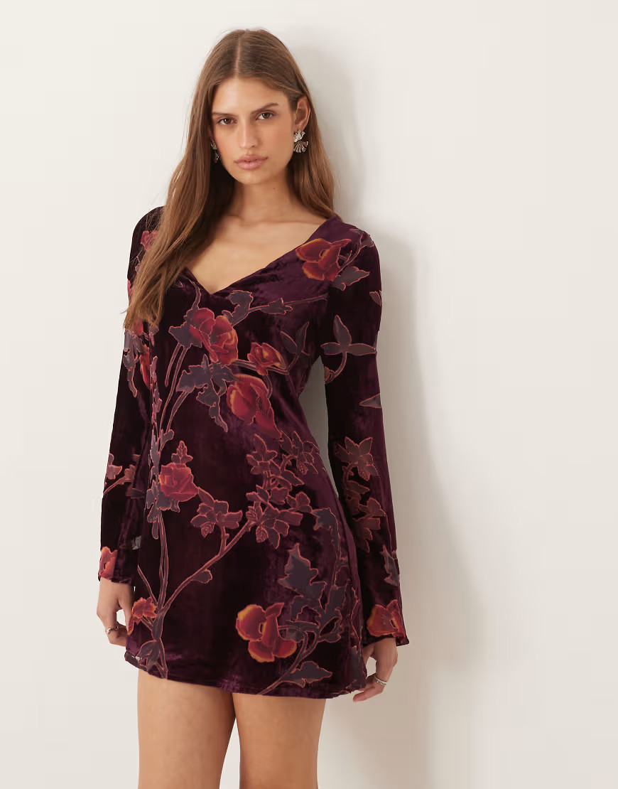 Motel Alitra v neck long sleeve mini dress in burgundy floral-Red | ASOS (Global)