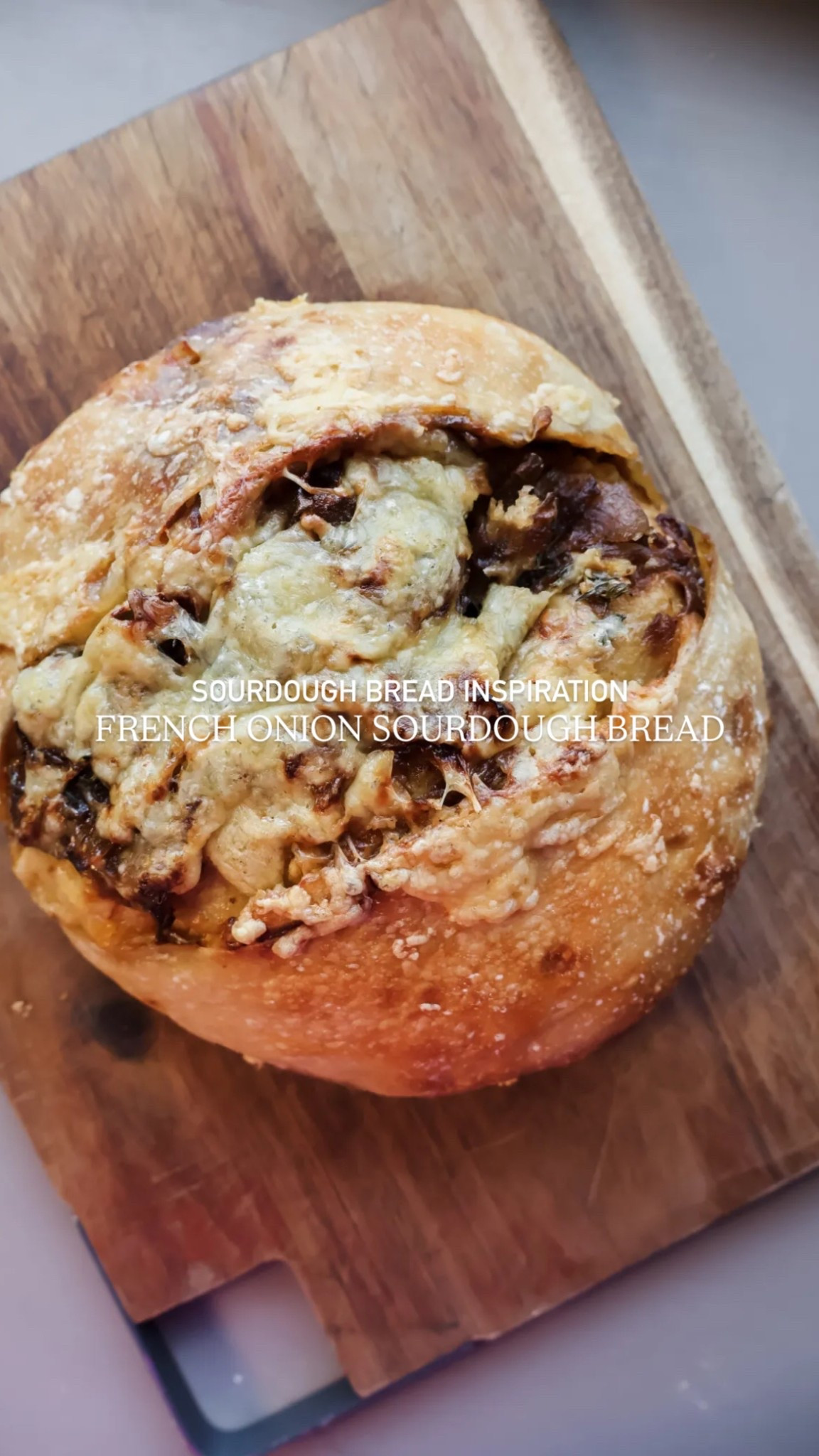 This French Onion Sourdough Bread is a loaded sourdough loaf stuffed with all the flavors of your favorite French Onion soup. It is filled with caramelized onions, fresh thyme and melty gruyere cheese.

Recipe: https://kaylazenner.com/french-onion-sourdough-bread/