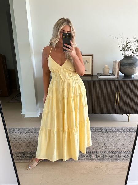 Loving the yellow!💛 I’m wearing a size large in this dress! 