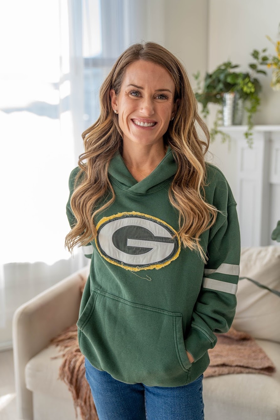 Game day outfit ideas! 🏈

Green Bay Packers  football season  football game  sweatshirt  jeans  casual outfit  @abercrombie