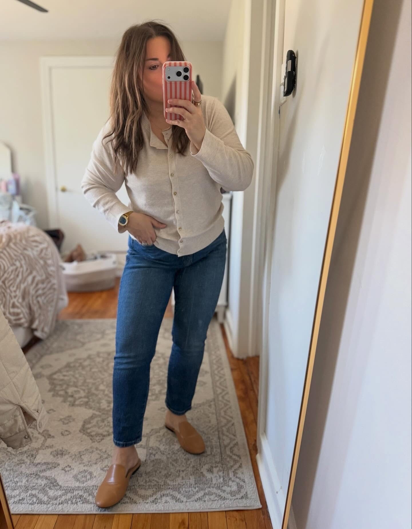 .
.
.

spring is springing this week + that calls for new spring clothes! 🌸

this lightweight top is pure perfection (and on sale!)

#springoutfit #workingmomstyle #ootd #momfit #relatablemom